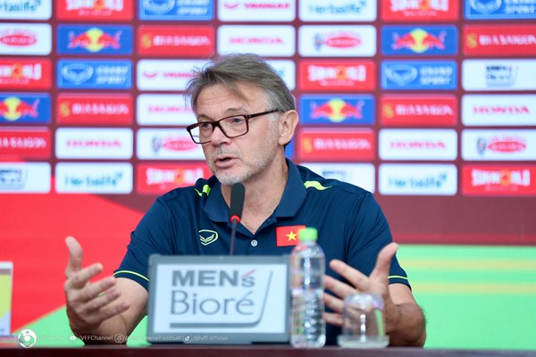 HLV Philippe Troussier hy vọng sự cổ vũ từ khán giả Việt Nam sẽ khiến đối thủ e ngại - Anh 1