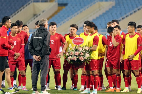 “Những chiến binh sao vàng” tri ân HLV Troussier nhân Ngày Nhà giáo Việt Nam - Anh 1