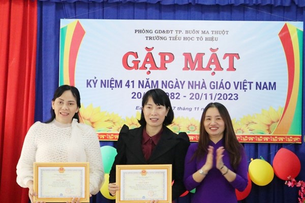 Vinh danh các thầy cô vận động tặng thẻ BHYT cho học sinh - Anh 2