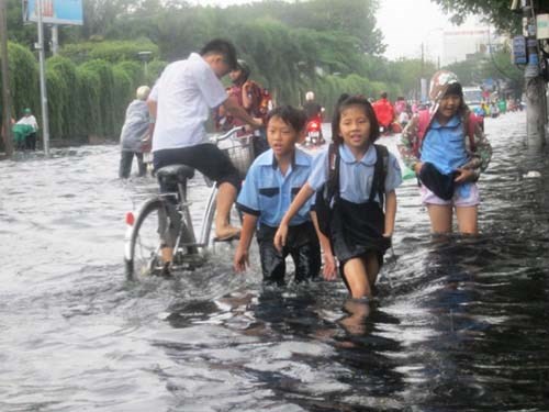Khủng hoảng khí hậu ảnh hưởng nghiêm trọng tới việc học tập của trẻ em gái - Anh 1