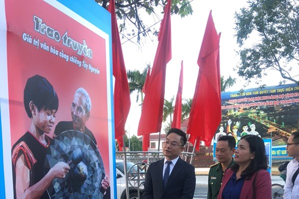 Triển lãm tranh cổ động về giá trị văn hoá, con người Việt Nam tại Kon Tum - Anh 2