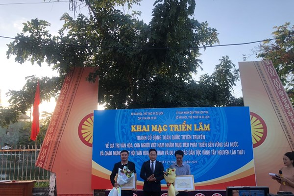 Triển lãm tranh cổ động về giá trị văn hoá, con người Việt Nam tại Kon Tum - Anh 3