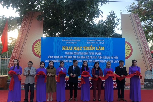 Triển lãm tranh cổ động về giá trị văn hoá, con người Việt Nam tại Kon Tum - Anh 1