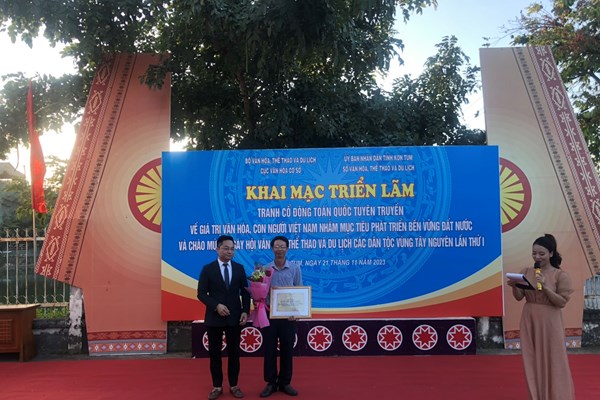 Triển lãm tranh cổ động về giá trị văn hoá, con người Việt Nam tại Kon Tum - Anh 4
