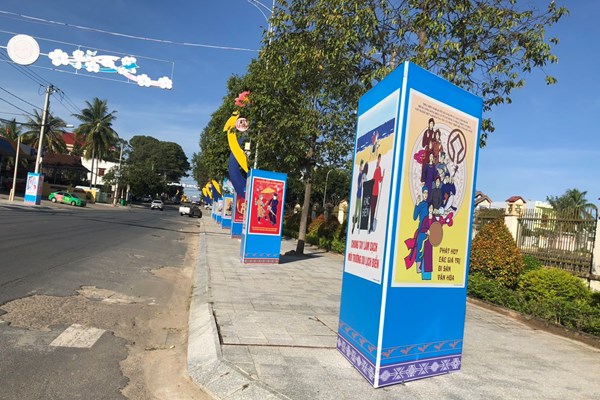 Triển lãm tranh cổ động về giá trị văn hoá, con người Việt Nam tại Kon Tum - Anh 6