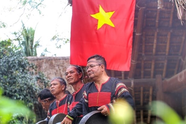 Người Ê Đê “kết nghĩa mẹ con” - Anh 1