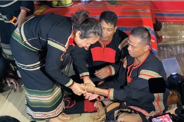 Người Ê Đê “kết nghĩa mẹ con” - Anh 2