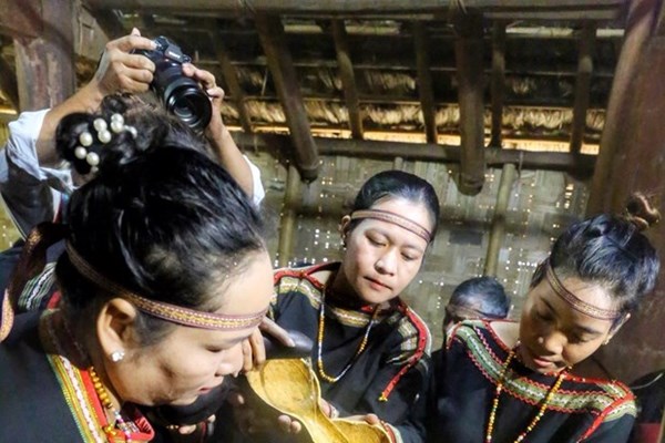 Người Ê Đê “kết nghĩa mẹ con” - Anh 3