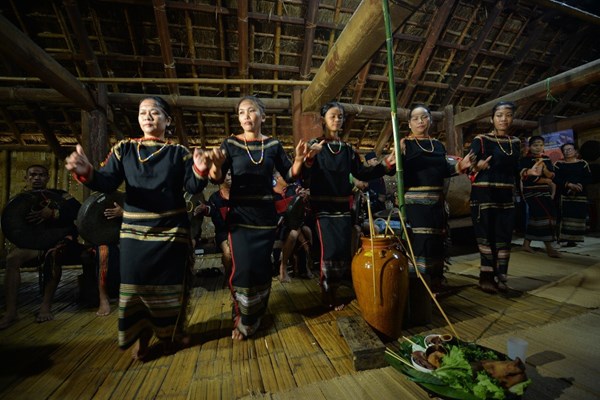 Người Ê Đê “kết nghĩa mẹ con” - Anh 6