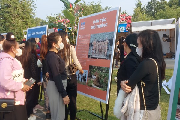 Triển lãm ảnh Sắc màu các dân tộc Việt Nam - Anh 8