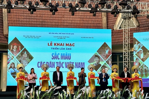 Triển lãm ảnh Sắc màu các dân tộc Việt Nam - Anh 1