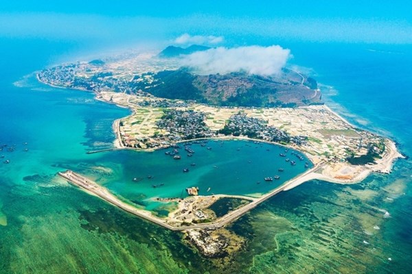 Quảng Ngãi phấn đấu phát triển du lịch thành một ngành kinh tế quan trọng - Anh 1
