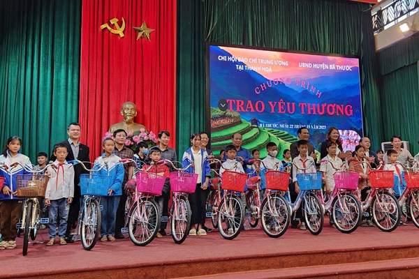 Chi hội báo chí Trung ương tại Thanh Hóa đồng hành cùng học sinh vùng cao - Anh 1