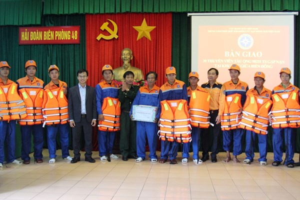 Đưa 39 ngư dân cùng tàu cá gặp nạn trên biển vào bờ an toàn - Anh 2