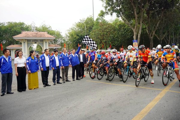 Khởi tranh Giải đua xe đạp Nam Kỳ Khởi Nghĩa 2023 - Anh 1