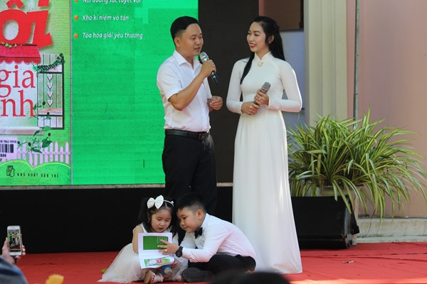 Phát triển văn hóa đọc trong gia đình: Bồi đắp tri thức, gắn kết thành viên - Anh 2