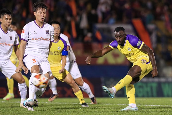 CLB Hà Nội đánh bại B.Bình Dương trong trận đấu bù V.League - Anh 1