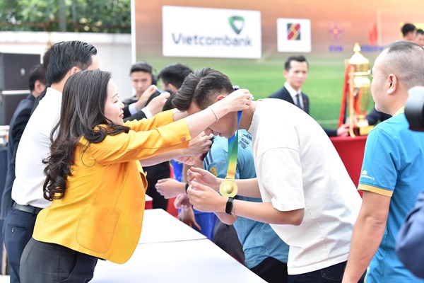 Vietnam Airlines lần đầu tiên vô địch Giải bóng đá tranh Cup Báo Đại biểu Nhân dân - Anh 3