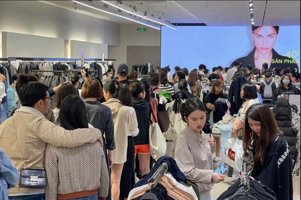 Siêu ưu đãi lên tới 24 tỉ đồng, Vincom thu hút hàng nghìn khách hàng tới săn sale Black Friday - Anh 1