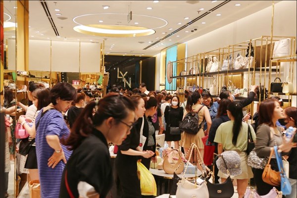 Siêu ưu đãi lên tới 24 tỉ đồng, Vincom thu hút hàng nghìn khách hàng tới săn sale Black Friday - Anh 2