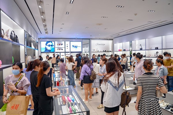 Siêu ưu đãi lên tới 24 tỉ đồng, Vincom thu hút hàng nghìn khách hàng tới săn sale Black Friday - Anh 4
