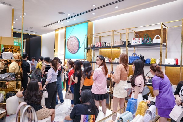 Siêu ưu đãi lên tới 24 tỉ đồng, Vincom thu hút hàng nghìn khách hàng tới săn sale Black Friday - Anh 5