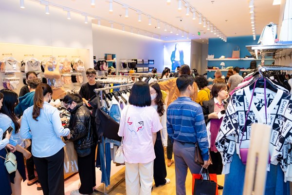 Siêu ưu đãi lên tới 24 tỉ đồng, Vincom thu hút hàng nghìn khách hàng tới săn sale Black Friday - Anh 7