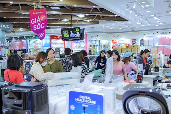 Siêu ưu đãi lên tới 24 tỉ đồng, Vincom thu hút hàng nghìn khách hàng tới săn sale Black Friday - Anh 8