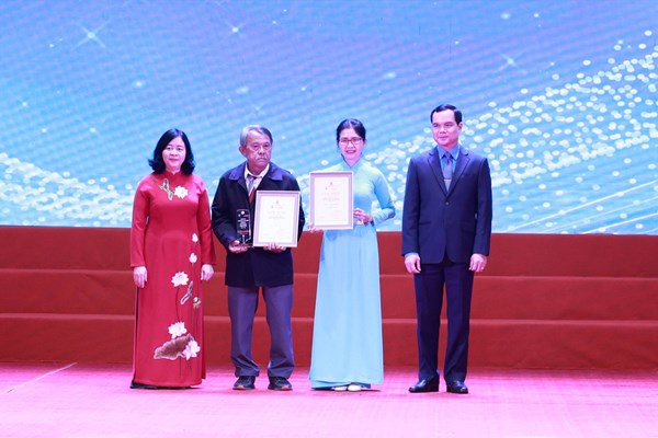 Trao giải cuộc thi sáng tác văn học về công nhân và công đoàn - Anh 2