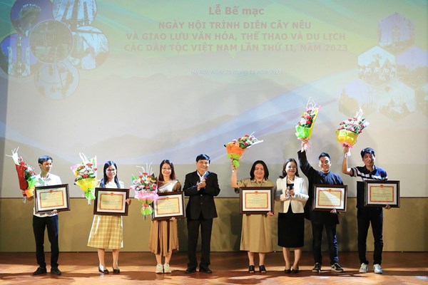 Gắn kết các dân tộc, bảo tồn, phát huy bản sắc văn hóa tốt đẹp - Anh 1