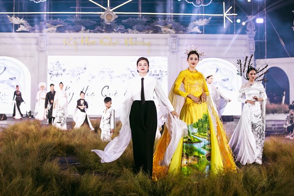 Hơn 10.000 khán giả xem show “Ký họa quê hương” tại Chí Linh - Anh 4