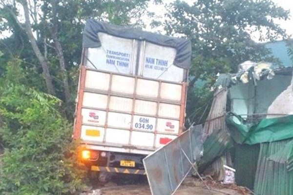 Xe tải đâm sập nhà dân khiến cụ bà 80 tuổi tử vong - Anh 1