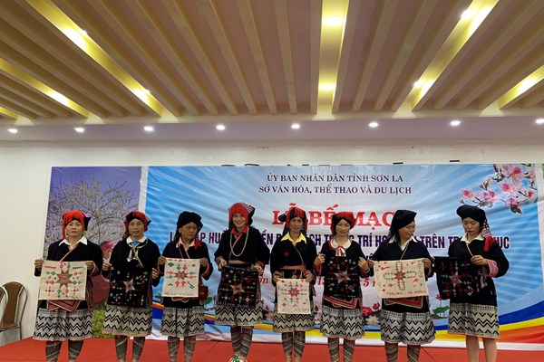 Nhân lên giá trị trang phục người Dao Tiền - Anh 2