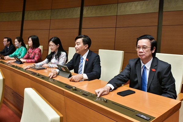 Quốc hội biểu quyết thông qua hai Nghị quyết quan trọng - Anh 1