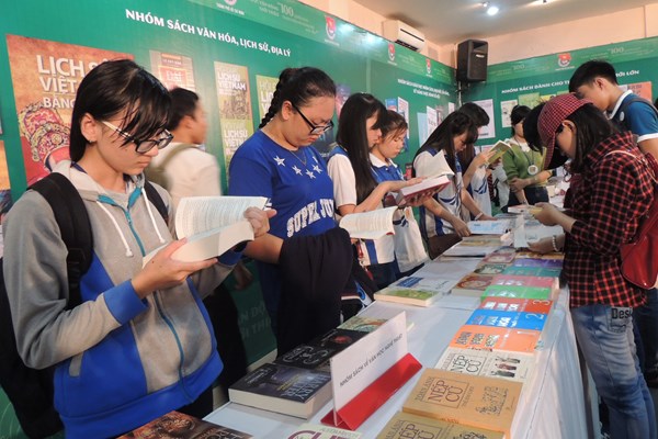 Văn hóa đọc thời đại công nghệ số: Cần tăng cường quảng bá sách trên mạng xã hội - Anh 1