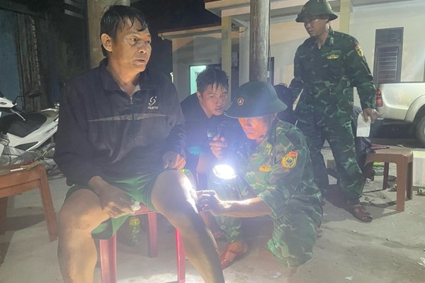 Quảng Bình: Cứu sống ba ngư dân bị đắm tàu trên biển - Anh 1
