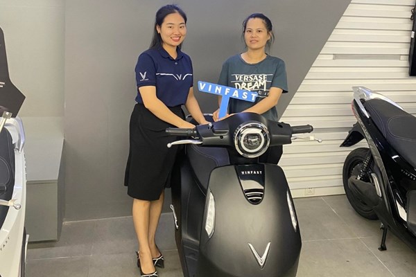 Chọn xe điện VinFast, thầy cô giáo ủng hộ di chuyển xanh - Anh 2