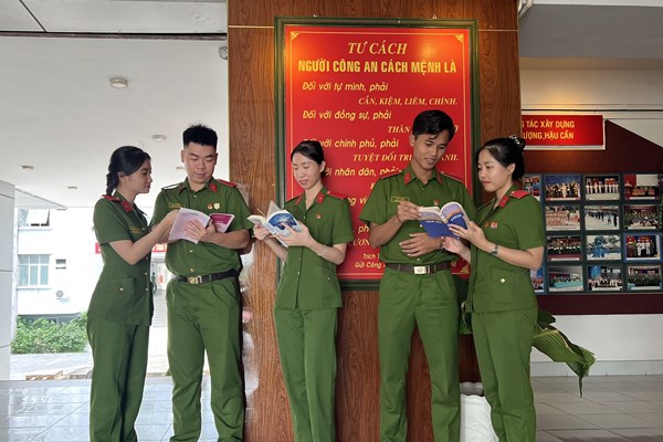 Thúc đẩy văn hóa đọc trong lực lượng CAND: Con đường ngắn nhất để tiếp cận tri thức - Anh 1