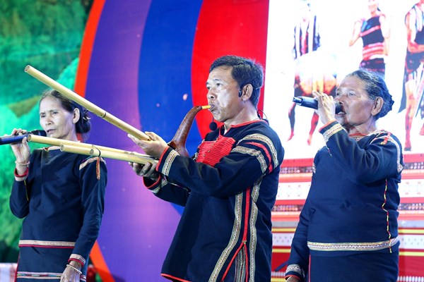 Đặc sắc chương trình Liên hoan văn nghệ quần chúng và trình diễn trang phục các dân tộc vùng Tây Nguyên - Anh 20