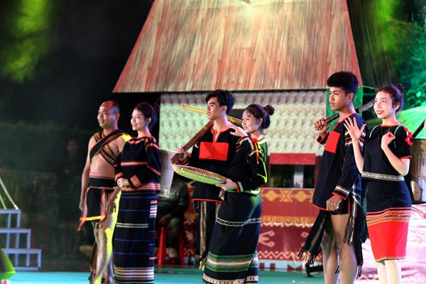 Đặc sắc chương trình Liên hoan văn nghệ quần chúng và trình diễn trang phục các dân tộc vùng Tây Nguyên - Anh 7