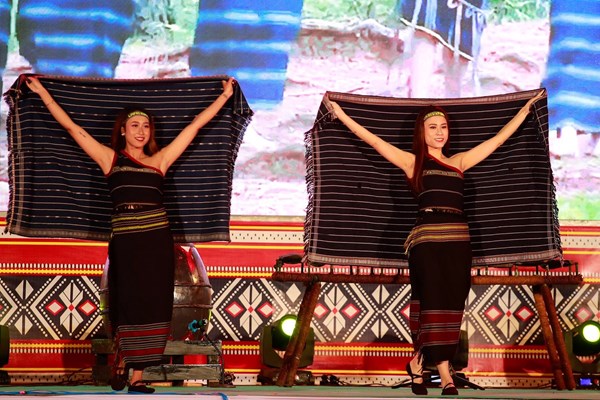 Đặc sắc chương trình Liên hoan văn nghệ quần chúng và trình diễn trang phục các dân tộc vùng Tây Nguyên - Anh 8