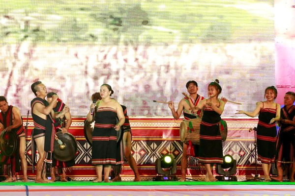 Đặc sắc chương trình Liên hoan văn nghệ quần chúng và trình diễn trang phục các dân tộc vùng Tây Nguyên - Anh 15