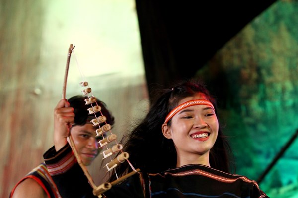 Đặc sắc chương trình Liên hoan văn nghệ quần chúng và trình diễn trang phục các dân tộc vùng Tây Nguyên - Anh 10