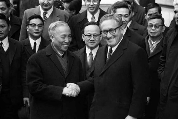 Từ câu chuyện về Henry Kissinger - Anh 1