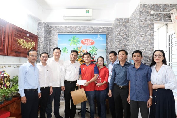 Lanh dao tinh Binh Duong tham va chuc mung nha vo dich the gioi Lai Ly Huynh - Anh 3
