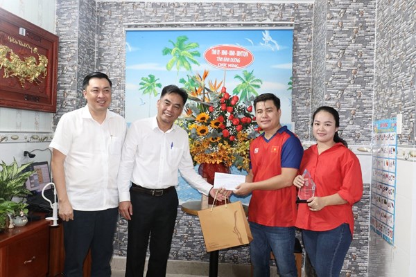 Lanh dao tinh Binh Duong tham va chuc mung nha vo dich the gioi Lai Ly Huynh - Anh 2