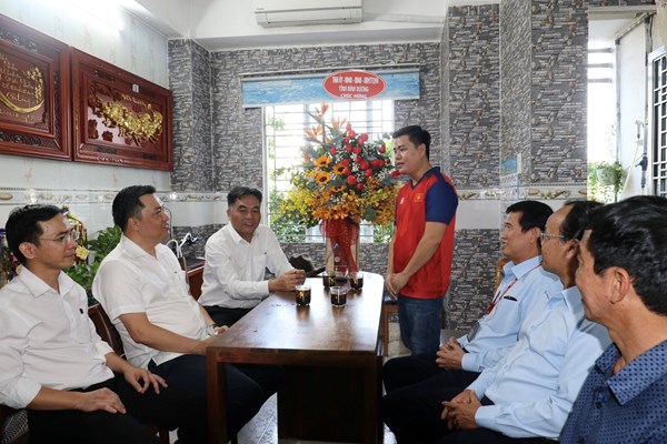 Lanh dao tinh Binh Duong tham va chuc mung nha vo dich the gioi Lai Ly Huynh - Anh 1