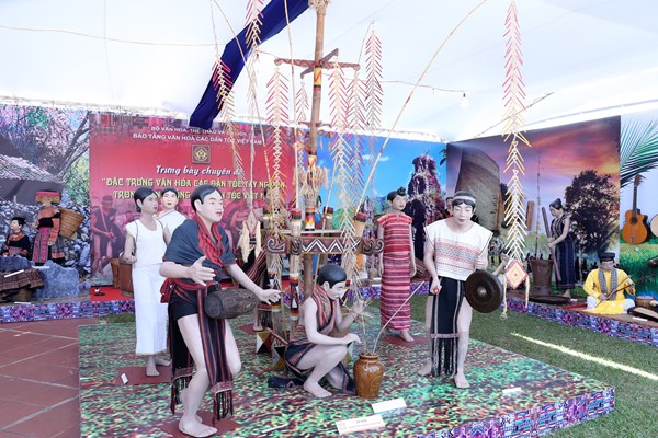 Trưng bày hơn 300 tài liệu, hiện vật đặc trưng văn hóa các dân tộc Tây Nguyên - Anh 1