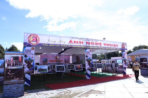 Trưng bày ảnh nghệ thuật sắc màu văn hóa đặc sắc các dân tộc Tây Nguyên - Anh 1