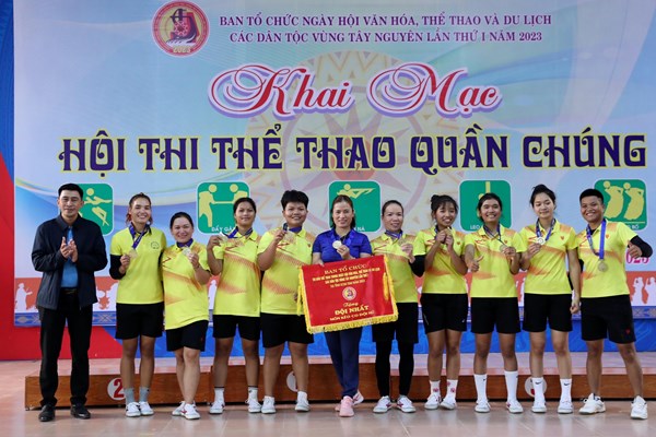 Sôi nổi Hội thi thể thao quần chúng các dân tộc vùng Tây Nguyên - Anh 10